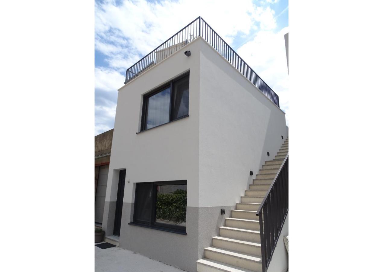 Modern Small House With A Terrace Split Buitenkant foto
