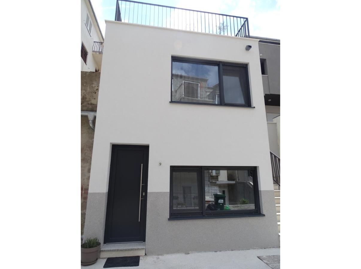 Modern Small House With A Terrace Split Buitenkant foto